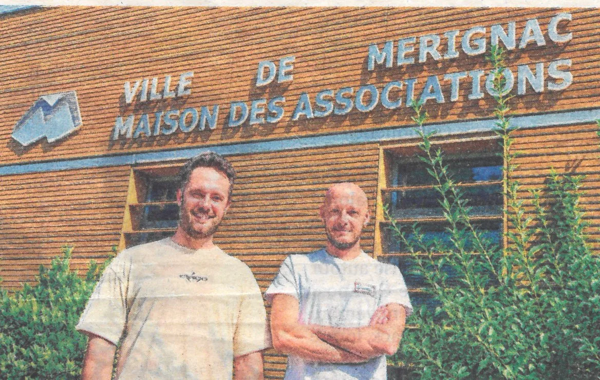 Jérémy Nazaries et Jean-Marie, membres de l’association POURVU, devant la Maison des associations de Mérignac.